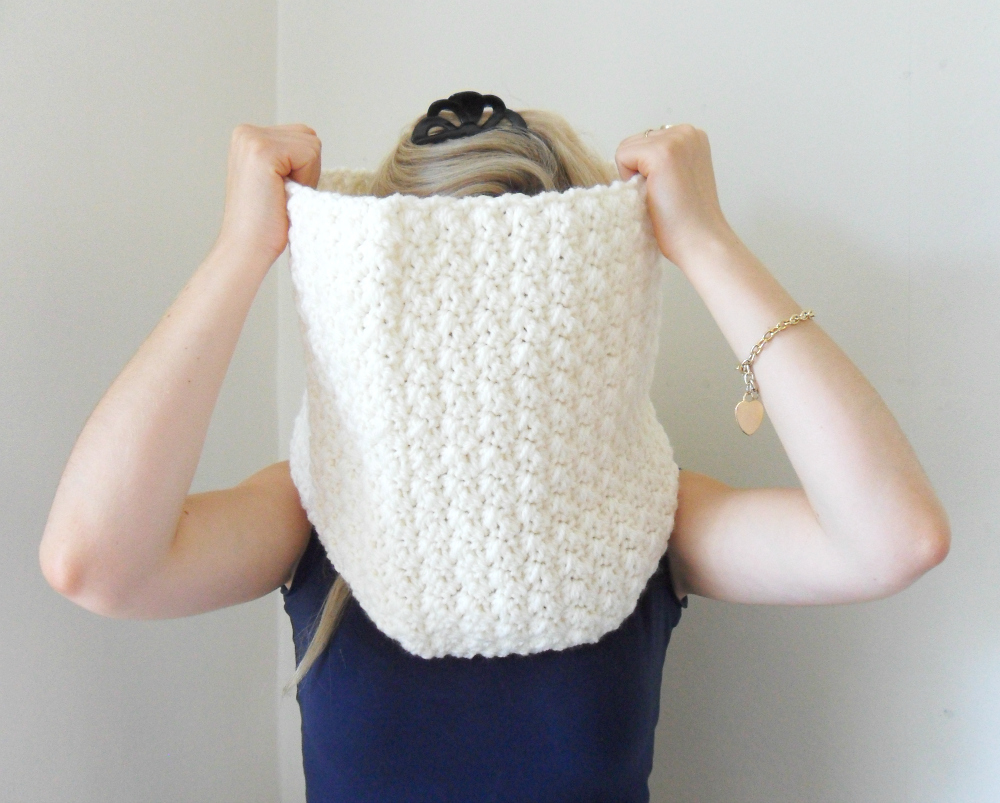Crochet Winter Cowl Infinity Scarf Chunky Cream Yarn on Luulla